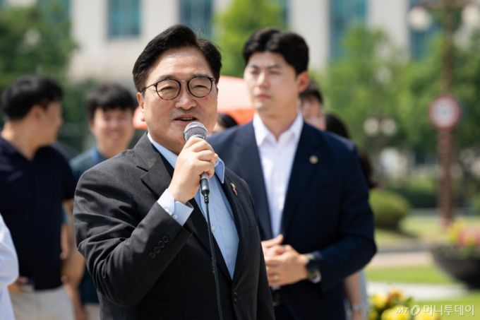 (서울=뉴스1) 유승관 기자 = 우원식 국회의장이 8일 서울 여의도 국회 본청 앞에서 열린 발달장애인 권리 확대를 요구하는 오체투지 투쟁 보고대회에 참석해 발언하고 있다. 2025.7.8/뉴스1  Copyright (C) 뉴스1. All rights reserved. 무단 전재 및 재배포,  AI학습 이용 금지. /사진=(서울=뉴스1) 유승관 기자
