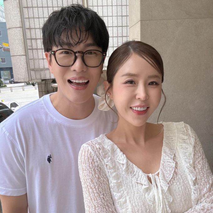 7살 차 연상 연하 커플 신지와 문원은 내년 상반기 결혼을 앞두고 있다. /사진=인스타그램 갈무리