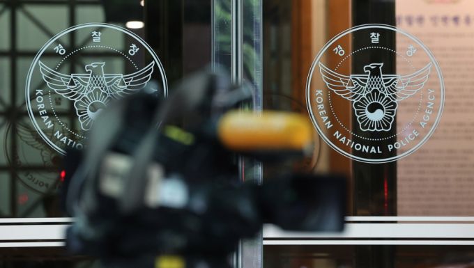 특검팀은 경찰로부터 통일교 지도부의 해외 도박 의혹과 관련한 수사 기록을 확보한 것으로 알려졌다. 통일교 원정 도박 수사 무마 의혹은 검찰이 '건진법사 청탁 의혹'을 수사하는 과정에서 처음 인지한 것으로 전해졌으며, 이후 건진법사 사건과 함께 특검팀에 이첩됐다.  사진은 압수수색이 이뤄졌던 지난 8일 서울 서대문구 경찰청. /사진=뉴스1