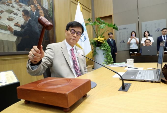 이창용 한국은행 총재가 10일 서울 중구 한국은행 본관에서 열린 금융통화위원회에서 의사봉을 두드리고 있다./사진제공=뉴시스(사진공동취재단)