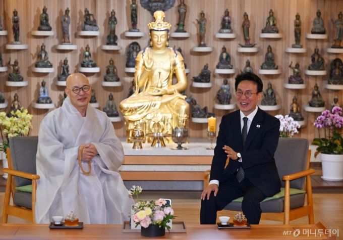 (서울=뉴스1) 정부청사사진기자단 = 김민석 국무총리가 10일 오전 서울 종로구 조계사 관음전에서 조계종 총무원장 진우 스님을 예방하고 있다.  2025.7.10/뉴스1  Copyright (C) 뉴스1. All rights reserved. 무단 전재 및 재배포,  AI학습 이용 금지. /사진=(서울=뉴스1) 정부청사사진기자단