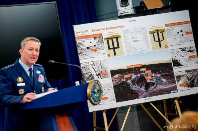 지난달 26일(현지시간) 댄 케인 미국 합동참모본부의장이 버지니아주 알링턴의 펜타곤에서 열린 기자 회견에서 이란의 포르도 핵농축 시설 공격 개요에 대해 설명하고 있다. 미군은 지난 21일 이란의 포르도, 나탄즈, 이스파한 등 3곳의 핵시설에 대한 공습을 감행했으며, 지하 90~100m 깊이에 건설된 포르도에 대해서는 이번 이란 공격에 사용된 초대형 관통 폭탄(Massive Ordnance Penetrator) GBU-57 벙커버스터 총 14발 중 12발을 집중적으로 투하했다. 케인 합참의장은  "15년간 국방위협감소국(DTRA) 요원들이 포르도 시설을 분석해 왔고, 맞춤형 무기인 GBU-57을 개발해 지질, 구조, 환기구 위치, 콘크리트 캡 두께까지 고려해 정밀 타격했다"라고 밝혔다. / AFP=뉴스1