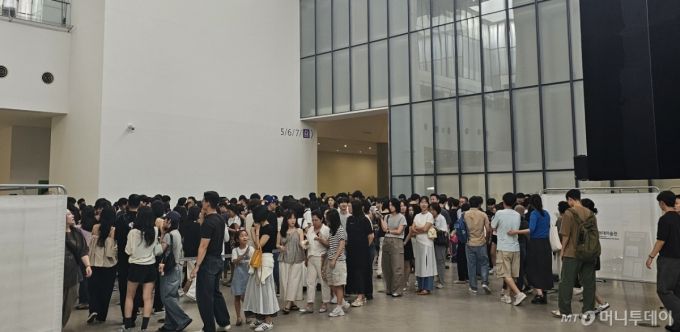 지난 6일 오후 서울 종로구 삼청동 국립현대미술관을 찾은 관람객들. /사진 = 오진영 기자