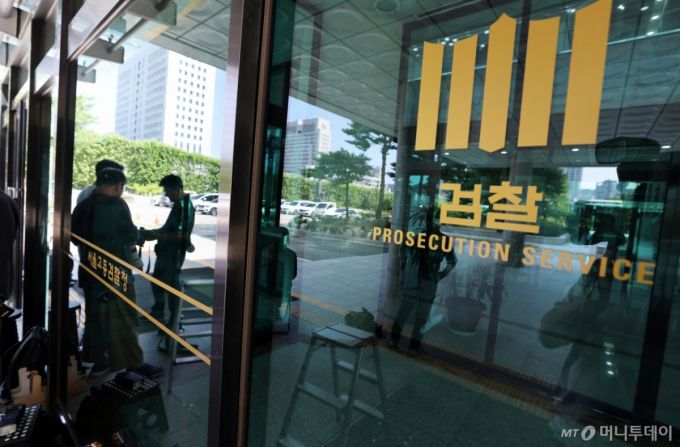 (서울=뉴스1) 오대일 기자 = 윤석열 전 대통령이 124일 만에 재구속된 10일 서울 서초구 서울고등검찰청에 마련된 조은석 특별검사(내란특검 특검) 사무실 앞에 적막감이 감돌고 있다.   지난 3월 법원의 구속취소 결정으로 풀려난 후 재구속된 윤 전 대통령은 이날 오전 예정된 내란 우두머리 혐의 사건 형사재판에 불출석했다.  Copyright (C) 뉴스1. All rights reserved. 무단 전재 및 재배포,  AI학습 이용 금지. /사진=(서울=뉴스1) 오대일 기자