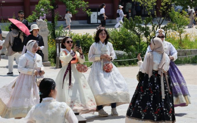 지난달 6일 오후 서울 종로구 경복궁을 찾은 외국인 관광객들이 즐거운 시간을 보내고 있다. /사진 = 뉴스1