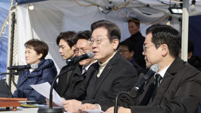 지난 3월19일 이재명 당시 더불어민주당 당 대표가 광화문 민주당 천막농성장에서 발언하고 있다./사진=뉴시스/