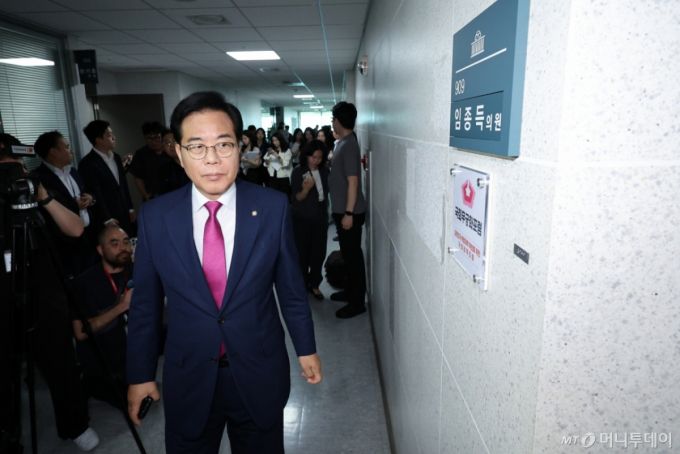 해병대원 순직사건 관련 의혹을 수사하는 이명현 특별검사팀이 11일 서울 여의도 국회 의원회관 임종득 국민의힘 의원 사무실을 압수수색 중인 가운데 송언석 비상대책위원장 겸 원내대표가 임 의원 사무실로 들어서고 있다. 2025.7.11/사진=뉴스1 /사진=(서울=뉴스1) 안은나 기자
