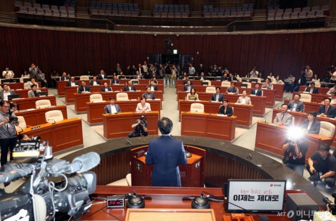 [서울=뉴시스] 고승민 기자 = 송언석 국민의힘 비상대책위원장이 9일 서울 여의도 국회에서 열린 긴급의원총회에서 발언하고 있다. 의원들이 경청하고 있다. 2025.07.09. kkssmm99@newsis.com /사진=고승민