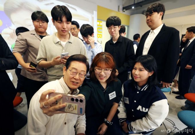 (수원=뉴스1) 안은나 기자 = 이재명 더불어민주당 대통령 후보가 26일 경기 수원시 아주대학교에서 대학생 간담회를 마친 뒤 참석 학생들과 셀카를 찍고 있다. (공동취재) 2025.5.26/뉴스1  Copyright (C) 뉴스1. All rights reserved. 무단 전재 및 재배포,  AI학습 이용 금지. /사진=(수원=뉴스1) 안은나 기자