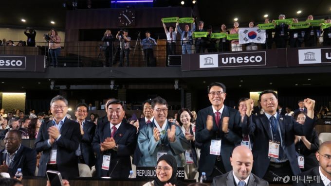 12일 오전(현지시간) 프랑스 파리에서 열린 제47차 유네스코 세계유산위원회에서 ‘반구천의 암각화’가 유네스코 세계유산으로 등재되자 최응천 국가유산청장(가운데)과 박상미 주유네스코 대표부 대사 등 정부 대표단이 기뻐하고 있다.  ‘반구천의 암각화’는 국보 「울주 대곡리 반구대 암각화」와 「울주 천전리 명문과 암각화」를 포함하는 단일 유산으로, 선사시대부터 지속된 암각화의 전통과 문화 발전을 보여주는 가치를 인정받아 한국의 17번째 유네스코 세계유산으로 이름을 올리게 됐다. / 사진=국가유산청