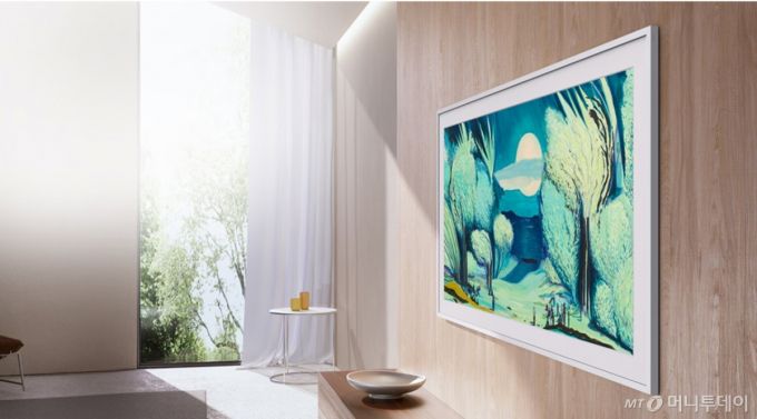 더 프레임은 TV를 엑자처럼 활용할 수 있도록 2.49㎝ 깊이(두께)로 설계했다. 전원을 켜지 않고 예술 작품을 감상할 수 있는 '아트 모드'도 지원한다./사진=삼성전자
