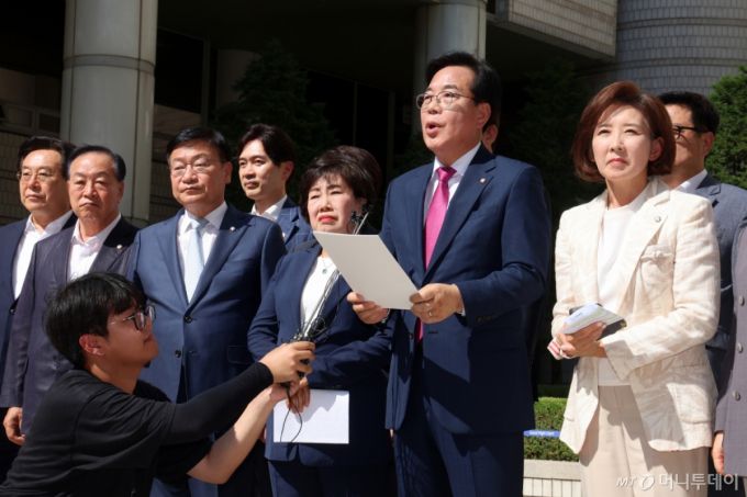 송언석 국민의힘 비상대책위원장 겸 원내대표와 의원들이 11일 오후 서울 서초구 서울중앙지방법원에서 특별검사팀의 의원실 압수수색을 규탄하고 있다  해병대원 순직 사건을 수사 중인 이명현 특별검사팀은 이날 오전 윤석열 정부에서 국가안보실 2차장을 지낸 임 의원의 국회 사무실을 압수수색하고 있다. 2025.7.11/사진=뉴스1 /사진=(서울=뉴스1) 황기선 기자