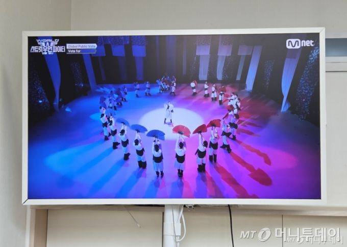 2025년형 43인치 더 프레임은 네오 QLED로 4K UHD 화질을 지원한다. 햇볕이 가장 쎈 오후 1시에도 블라인드를 내리지 않은 채 시청해도 빛이 반사되지 않았다. 특히 AI 화질 업스케일링 기술이 적용돼 여러 색깔의 무대 조명을 활용한 음악 방송을 볼 때 색이 명확하게 구현됐다/사진=최지은 기자