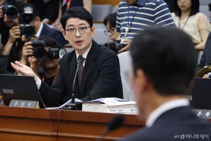 (서울=뉴스1) 이광호 기자 = 주진우 국민의힘 의원이 25일 오전 서울 여의도 국회에서 열린 국무총리 후보자 임명동의안 심사를 위한 인사청문회에서 김민석 후보자에게 질의하고 있다.  2025.6.25/뉴스1  Copyright (C) 뉴스1. All rights reserved. 무단 전재 및 재배포,  AI학습 이용 금지. /사진=(서울=뉴스1) 이광호 기자