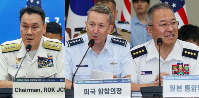 김명수 합동참모본부 의장과 댄 케인 미국 합참 의장, 요시다 오시히데 일본 통합막료장이 11일 서울 용산구 국방부 청사 대회의실에서 한미일 합참의장 회의에서 발언하는 모습. / 사진=합동참모본부