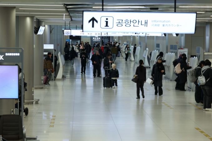 무안국제공항 제주항공 여객기 참사 발생 이튿날인 30일 서울 강서구 김포국제공항 국내선 청사가 비교적 한산한 모습을 보이고 있다. / 사진 = 뉴시스