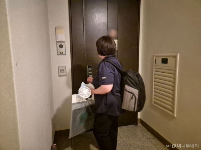 11일 오전 서울 도봉구의 방문점검 및 관리를 위해 한 아파트를 방문하는 김씨 모습. /사진=박진호 기자