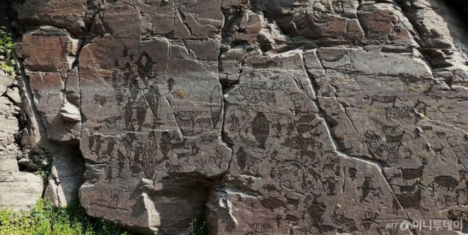 12일(한국시간) 제47차 유네스코 세계유산위원회에서 선사시대 생활문화를 엿볼 수 있는 바위그림인 '반구천의 암각화'를 세계유산 목록에 등재하기로 결정했다. '반구천의 암각화'는 국보로 지정된 '울주 천전리 명문과 암각화'와 '울주 대곡리 반구대 암각화'를 포함하는 유산으로 높이 약 4.5ｍ, 너비 약 8ｍ 암면에 바다동물과 육지동물 등 312점이 새겨져 있다. 사진은 울주 대곡리 반구대 암각화의 모습. / 사진=국가유산청