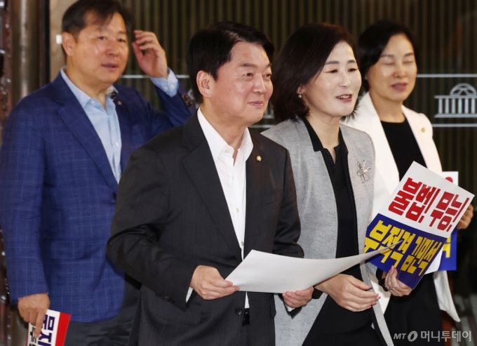 안철수 국민의힘 혁신위원장이 본회의가 열린 3일 오후 서울 여의도 국회에서 열린 비공개 의원총회를 마치고 나오고 있다. 2025.7.3/사진=뉴스1 /사진=(서울=뉴스1) 김민지 기자