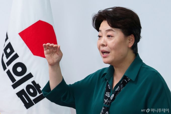 윤희숙 국민의힘 혁신위원장이 10일 오후 서울 여의도 당사에서 혁신위원회 제1차 회의 결과 브리핑을 하고 있다. 2025.7.10/뉴스1  Copyright (C) 뉴스1. All rights reserved. 무단 전재 및 재배포,  AI학습 이용 금지.