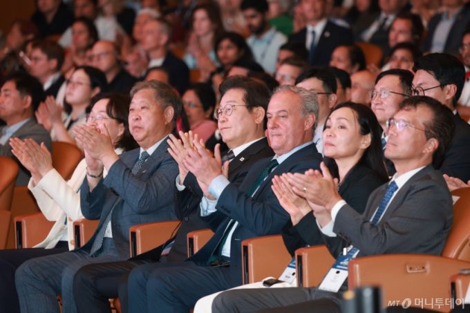 이재명(가운데) 대통령이 13일 서울 강남구 코엑스에서 열린 2025 세계정치학회(IPSA) 서울총회 개막식에 참석해 손뼉을 치고 있다. 2025.07.13.