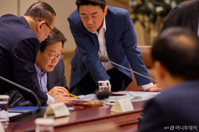 [서울=뉴시스] 이재명 대통령이 10일 서울 용산 대통령실에서 열린 국가안전보장회의(NSC) 전체회의에서 강훈식 비서실장, 위성락 국가안보실장과 자료를 살펴보고 있다. (사진=대통령실 제공) 2025.07.10 재판매 및 DB 금지
