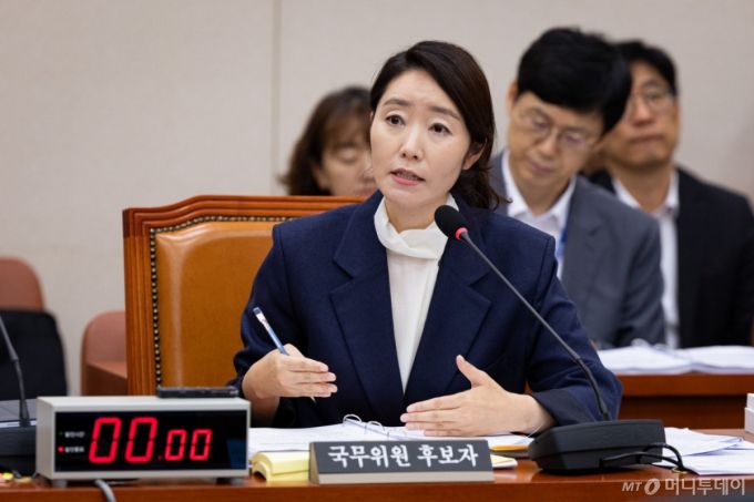 (서울=뉴스1) 유승관 기자 = 강선우 여성가족부 장관 후보자가 14일 서울 여의도 국회에서 열린 인사청문회에 출석해 의원 질의에 답하고 있다. 2025.7.14/뉴스1  Copyright (C) 뉴스1. All rights reserved. 무단 전재 및 재배포,  AI학습 이용 금지. /사진=(서울=뉴스1) 유승관 기자