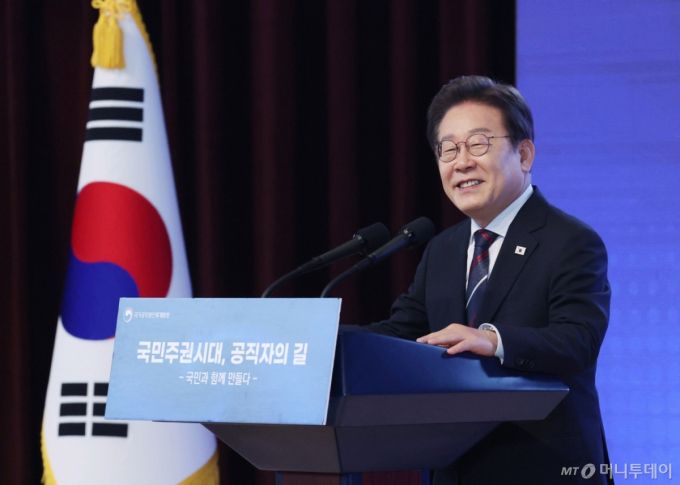 [진천=뉴시스] 최동준 기자 = 이재명 대통령이 14일 충북 진천 국가공무원인재개발원에서 5급 신임관리자과정 교육생에게 특강을 하고 있다. (대통령실통신사진기자단) 2025.07.14. photocdj@newsis.com /사진=최동준