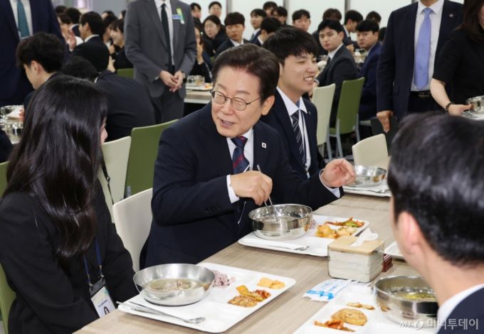 [진천=뉴시스] 최동준 기자 = 이재명 대통령이 14일 충북 진천 국가공무원인재개발원에서 5급 신임관리자과정 교육생과 오찬을 하고 있다. (대통령실통신사진기자단) 2025.07.14. photocdj@newsis.com /사진=최동준