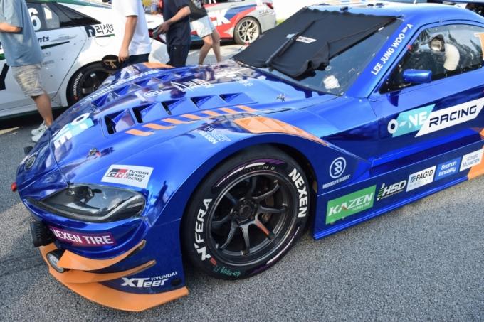 지난 12일 오후 경기 용인 스피드웨이.  '2025 오네(O-NE) 슈퍼레이스 챔피언십' 토요타 가주 레이싱 6000 클래스 4라운드에 참가하는 '오네 레이싱' 팀 소속 드라이버 이정우의 경기용 차량./사진=HD현대오일뱅크 제공