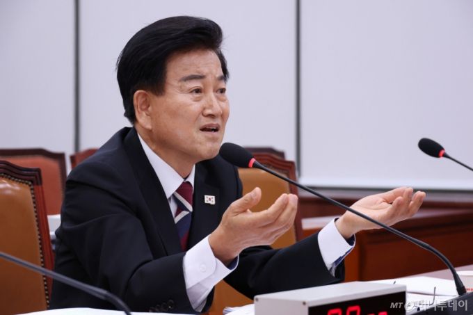 정동영 통일부 장관 후보가 14일 오전 서울 여의도 국회 외교통일위원회 전체회의장에서 열린 인사청문회에서 농지취득 관련 의혹 질의에 답변하고 있다. / 사진=뉴스1