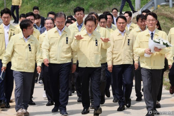 [청주=뉴시스] 고범준 기자 =이재명 대통령이 14일 충북 청주시 흥덕구 오송읍 궁평2지하차도를 방문해 안전시설 현황 점검을 하고 있다.  오송 지하차도 참사는 지난 2023년 7월15일 청주 흥덕구 오송읍 궁평2지하차도가 인근 미호강 범람으로 침수되면서 발생했다. 2025.07.14. bjko@newsis.com /사진=