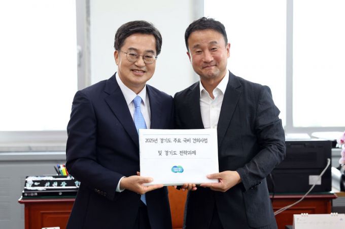 김동연 경기도지사(왼쪽)가 한병도 국회 예산결산위원장에게 '2025년 경기도 주요 국비 건의사업 및 경기도 전략과제' 를 전달한 뒤 기념촬영을 하고 있다. /사진제공=경기도