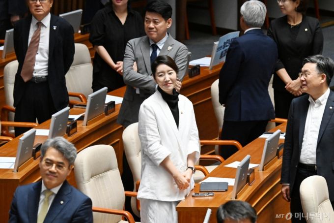 (서울=뉴스1) 국회사진기자단 = 강선우 여성가족부 장관 후보자가 26일 국회에서 열린 제426회국회(임시회) 제2차 본회의에 참석하고 있다. 2025.6.26/뉴스1  Copyright (C) 뉴스1. All rights reserved. 무단 전재 및 재배포,  AI학습 이용 금지. /사진=(서울=뉴스1) 국회사진기자단