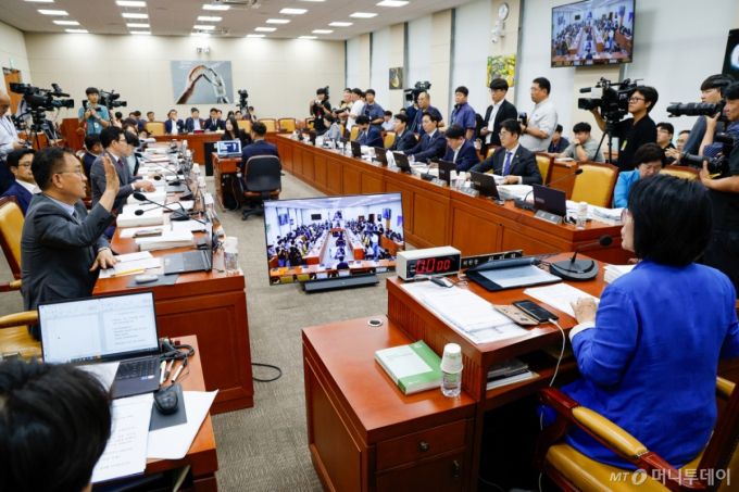 (서울=뉴스1) 안은나 기자 = 14일 오후 서울 여의도 국회 과학기술정보방송통신위원회에서 열린 배경훈 과학기술정보통신부 장관 후보자 인사청문회에서 최형두 국민의힘 간사가 의사진행 발언을 요구하고 있다. 2025.7.14/뉴스1  Copyright (C) 뉴스1. All rights reserved. 무단 전재 및 재배포,  AI학습 이용 금지.