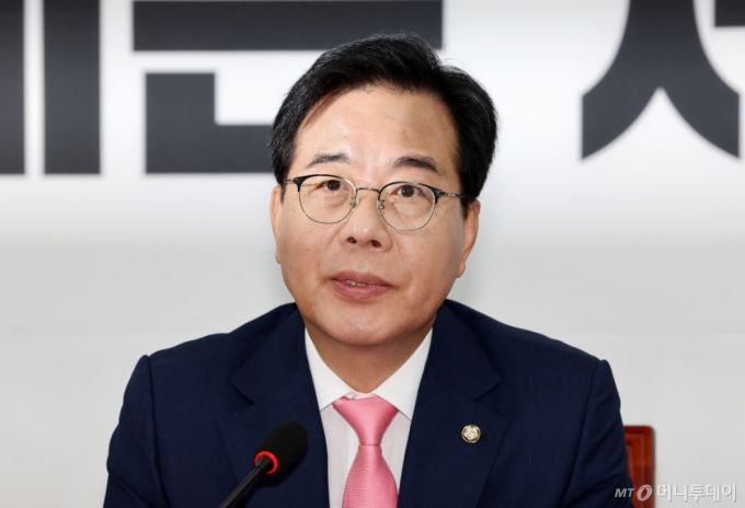 [서울=뉴시스] 김명년 기자 = 송언석 국민의힘 비상대책위원장 겸 원내대표가 14일 오전 서울 여의도 국회에서 열린 비상대책위원회의에서 발언하고 있다. 2025.07.14. kmn@newsis.com /사진=김명년