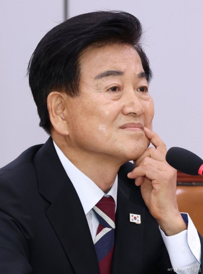 정동영 통일부 장관 후보가 14일 오전 서울 여의도 국회 외교통일위원회 전체회의장에서 열린 인사청문회에서 의원 질의를 듣고 있다. / 사진=뉴스1