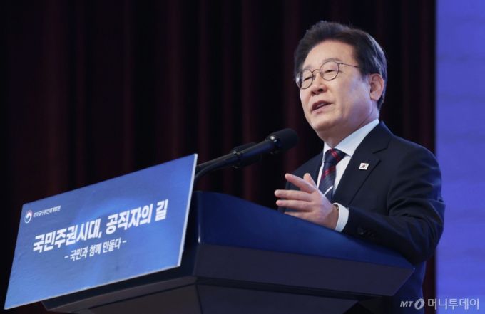 [진천=뉴시스] 최동준 기자 = 이재명 대통령이 14일 충북 진천 국가공무원인재개발원에서 5급 신임관리자과정 교육생에게 특강을 하고 있다. (대통령실통신사진기자단) 2025.07.14. photocdj@newsis.com /사진=최동준