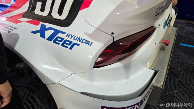지난 12일 오후 경기 용인 스피드웨이.  '2025 오네(O-NE) 슈퍼레이스 챔피언십' 토요타 가주 레이싱 6000 클래스 4라운드에 참가하는 '오네 레이싱' 팀의 모습. 경기용 차량에는 HD현대오일뱅크의 윤활유 제품인 '엑스티어' 로고가 쓰여있다./사진=김도균 기자