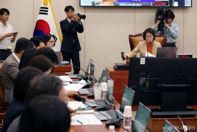 [서울=뉴시스] 고승민 기자 = 12일 서울 여의도 국회에서 열린 제426회 국회(임시회) 여성가족위원회 제1차 전체회의에서 이인선 위원장이 회의를 주재하고 있다. 2025.06.12. kkssmm99@newsis.com /사진=고승민