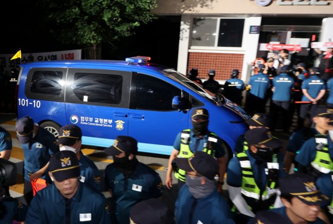 지난 9일 오후 윤석열 전 대통령을 태운 법무부 호송차량이 경기 의왕시 서울구치소로 들어가는 모습./사진=뉴시스 /사진=배훈식