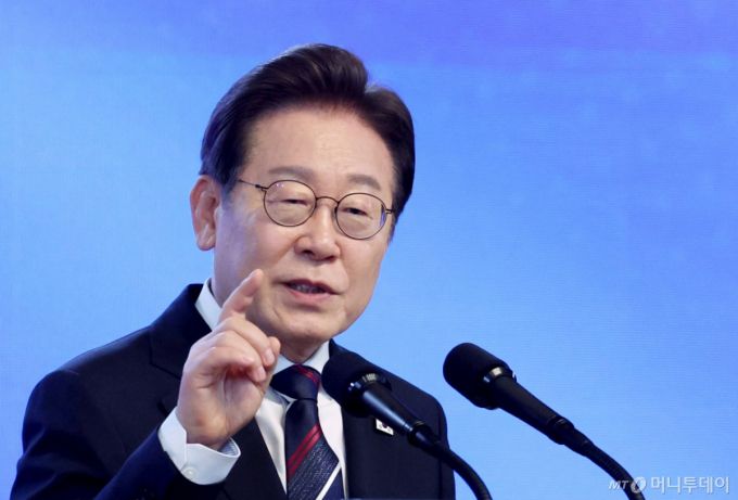 [진천=뉴시스] 최동준 기자 = 이재명 대통령이 14일 충북 진천 국가공무원인재개발원에서 5급 신임관리자과정 교육생에게 특강을 하고 있다. (대통령실통신사진기자단) 2025.07.14. photocdj@newsis.com /사진=최동준