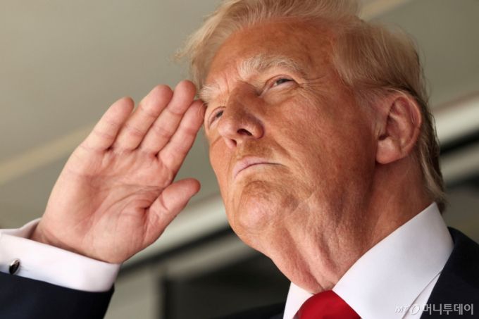 도널드 트럼프 미국 대통령이 13일(현지시간) 미국 뉴저지주 이스트 러더퍼드의 메트라이프 스타디움에서 열린 파리 생제르맹과 첼시의 피파(FIFA) 클럽 월드컵 결승전에서 미국 국가가 울려 퍼지자 경례하고 있다. 2025.07.13 /사진= ⓒ 로이터=뉴스1  Copyright (C) 뉴스1. All rights reserved. 무단 전재 및 재배포,  AI학습 이용 금지.