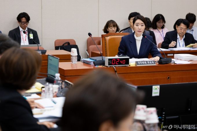 강선우 여성가족부 장관 후보자가 14일 서울 여의도 국회에서 열린 인사청문회에 출석해 의원 질의에 답하고 있다. 2025.7.14/뉴스1  Copyright (C) 뉴스1. All rights reserved. 무단 전재 및 재배포,  AI학습 이용 금지.