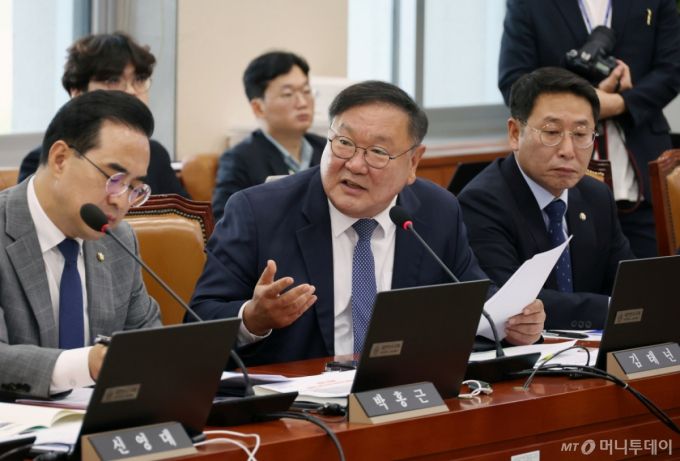 [서울=뉴시스] 고승민 기자 = 김태년 더불어민주당 의원이 16일 서울 여의도 국회에서 열린 기획재정위원회의 국세청 등 4개 기관 국정감사에서 질의하고 있다. 2024.10.16. kkssmm99@newsis.com /사진=고승민