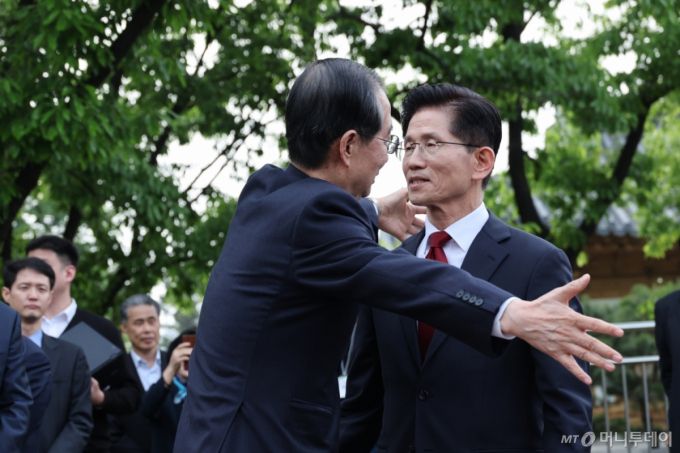 (서울=뉴스1) 안은나 기자 = 김문수 국민의힘 대통령 후보와 한덕수 무소속 대선 예비후보가 8일 오후 서울 여의도 국회 강변서재에서 '후보 단일화' 회동을 마친 뒤 포옹하고 있다. 2025.5.8/뉴스1  Copyright (C) 뉴스1. All rights reserved. 무단 전재 및 재배포,  AI학습 이용 금지. /사진=(서울=뉴스1) 안은나 기자