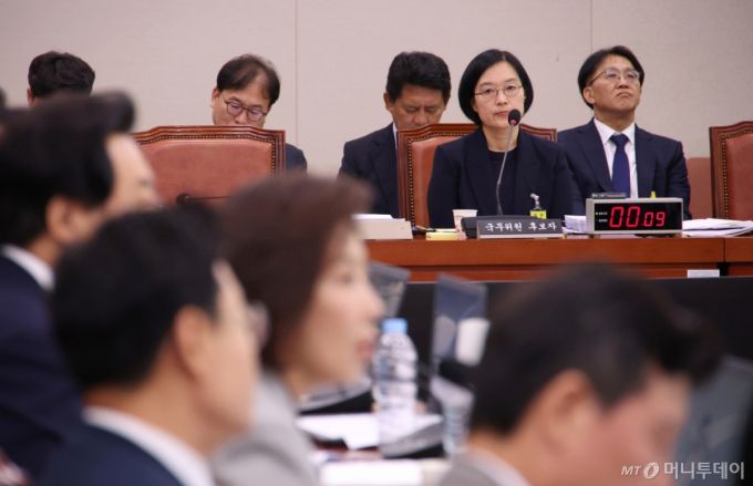 [서울=뉴시스] 김금보 기자 = 한성숙 중소벤처기업부 장관 후보자가 15일 서울 여의도 국회 산업통상자원중소벤처기업위원회에서 열린 인사청문회에서 증인 불출석, 자료 미제출 등과 관련한 의사진행 발언을 듣고 있다. 2025.07.15. kgb@newsis.com /사진=김금보