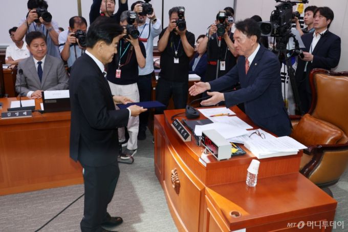 정동영 통일부 장관 후보가 14일 오전 서울 여의도 국회 외교통일위원회 전체회의장에서 열린 인사청문회에서 선서문을 김석기 위원장에게 전달하고 있다. / 사진=뉴스1