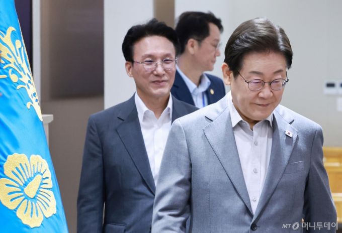 [서울=뉴시스] 최동준 기자 = 이재명 대통령이 15일 서울 용산 대통령실 청사에서 열린 국무회의에 입장하고 있다. (대통령실통신사진기자단) 2025.07.15. photocdj@newsis.com /사진=최동준