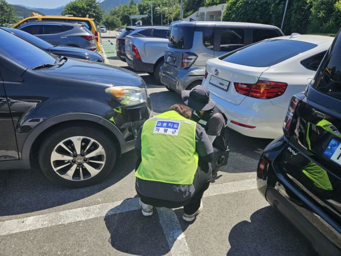 합동단속반이 불법 튜닝 여부를 조사하고 있다.  /사진제공=가평군